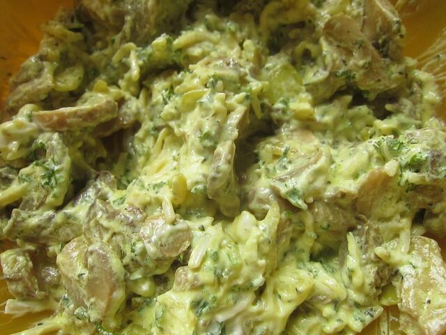 ... die etwas abgekühlten Pilze dazugeben und mit Salz und Pfeffer würzen. 