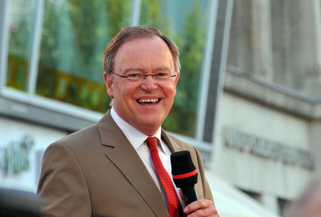 Stephan Weil unterstützt seine Genossen Stefan Schostok und Peer Steinbrück.