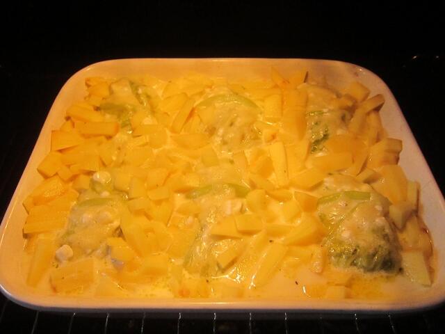 ... auf mittlerer Schiene im Backofen etwa 25- 30 Minuten backen. Wenn man eine vollständige Mahlzeit haben möchte, kann man noch geschälte Kartoffeln in ganz feine Stücke schneiden, zwischen die Kohlröllchen in die Soße füllen und mitgaren.