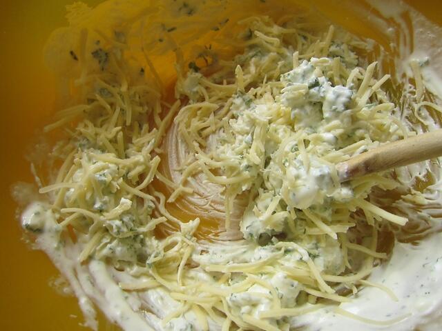 Ziegenfrischkäse, Petersilie und 2 El Käse verrühren ...