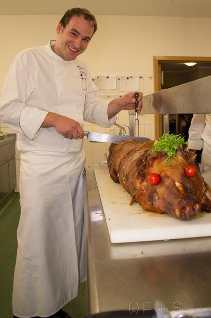 3. Laurentiusfest der Spezialitätenwirte aus dem Wittelsbacher Land- Spezialitätenwirt Stefan Fuß mit gegrillter Begleiterin