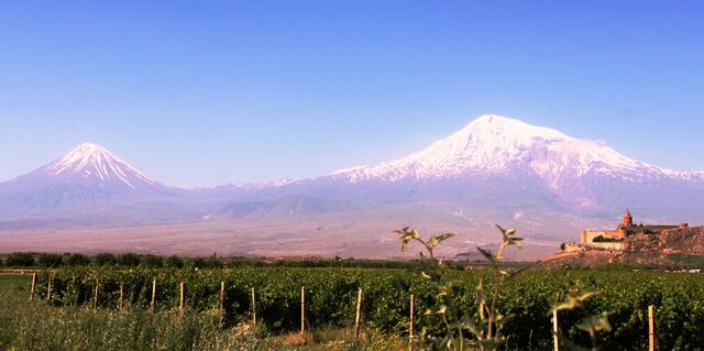 Blick von Armenien aus über Chor Virap zum Großen und Kleinen Ararat