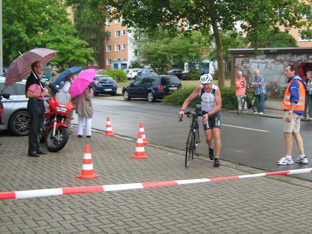 Das Radfahren ist geschafft. Aber leider mit Sturz und Schürfwunden (der Helm hat schlinneres verhindert, aber nicht mehr zu gebrauchen)