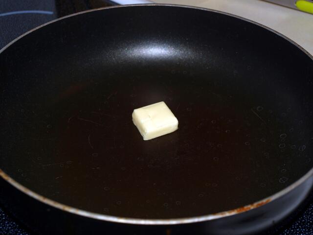 Butter in die Pfanne