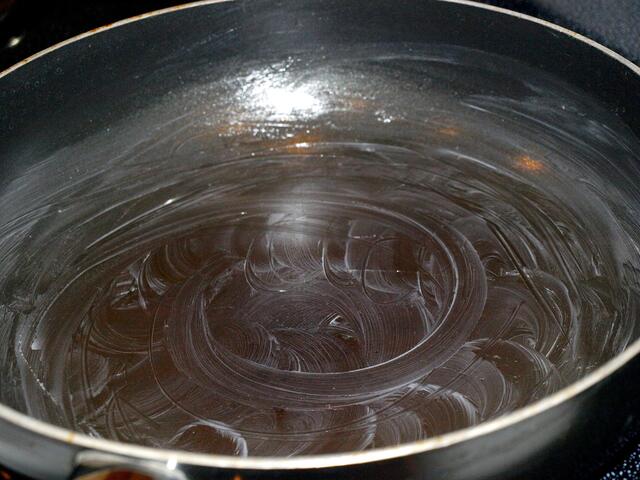 Pfanne mit Butter ausstreichen