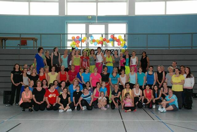 Der TSV bietet 6 Zumba-Kurse. 4 am Abend und 2 vormittags. Für Senioren gibt es "Zumba Gold".