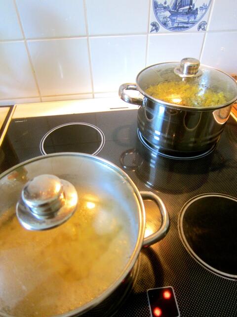 und gleichzeitig die Bandnudeln (im extra Topf) aufkochen und gar ziehen lassen.