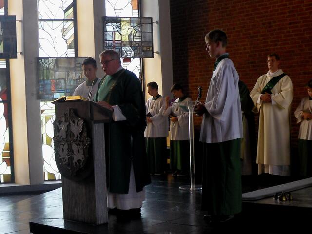 . . . Diakon Hartmut Berkowsky,vo. beim Vorlesen des Evangeliums . . .