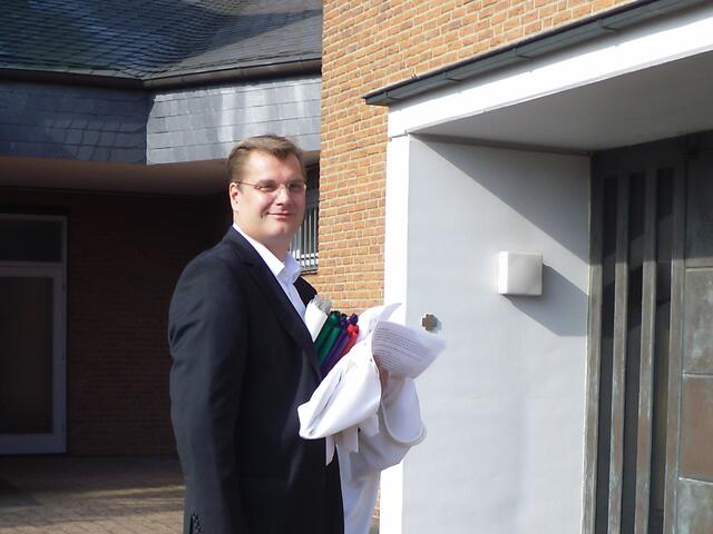 . .  , Diakon Sven Stieger, auf dem Weg zum Gottesdienst . . .