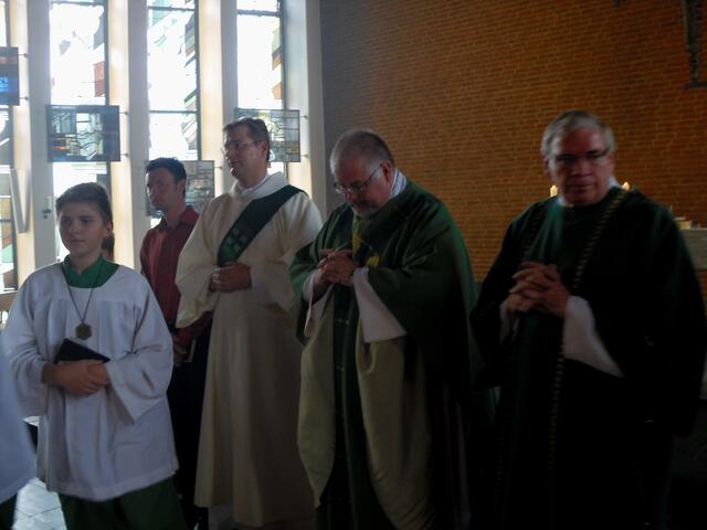 . . . am Ende des Gottesdienstes, Diakon Hartmut Berkowsky,re. und Pfarrer Martin Karras,mi. von St. Nikolaus Burgdorf, daneben Diakon Sven Stieger . . .