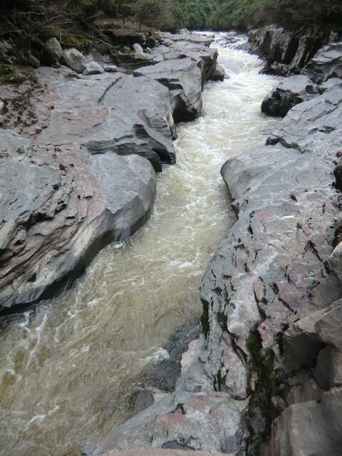 Hier in der Nähe Tierradentros ist die Stelle, an der sich der gewaltige Rio Madelena bis auf einenSpalt von zwei Meter verengt. Porphyrfarbige Stellen im dunklen Basaltschiefer sollen noch heute vom Blut von Bruder Sonne gefärbt sein.