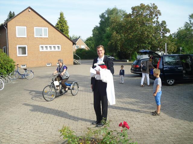 . . Sven Stieger, auf dem Parkplatz vor der Kirche . . .