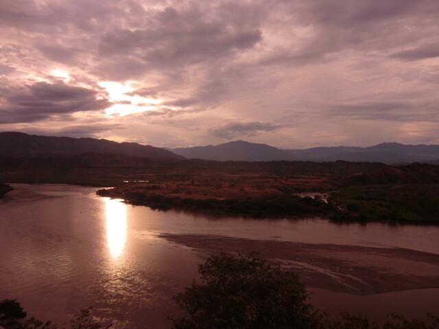 Wenn die Sonne am Rio Magdalena untergeht, erzählen die Ältesten in der Indiogemeinschaft die Geschichte von Bruder Sonne und Schwester Mond