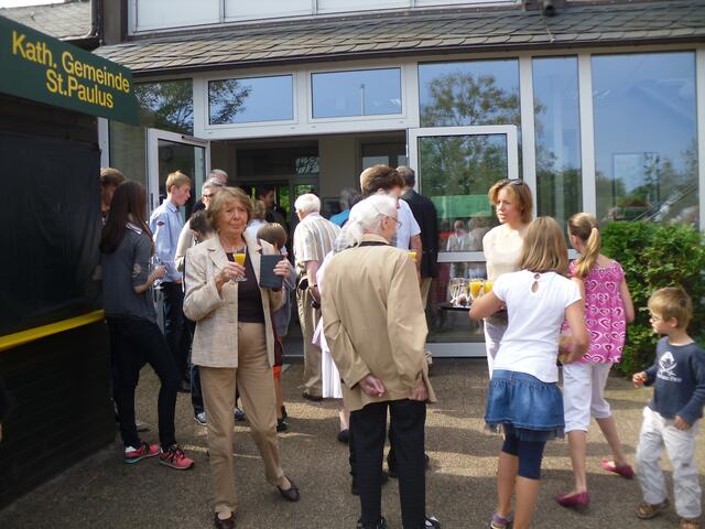 . . . Empfang im Pfarrsaal und Kirchplatz nach der Messe . . .