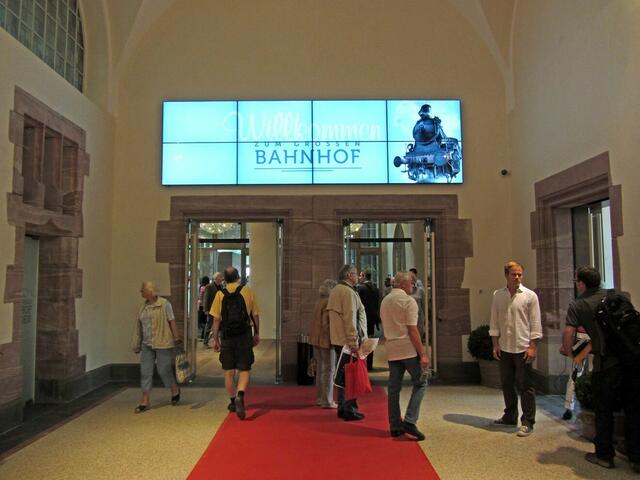 Erst gegen 12:12 Uhr sind Bürger und Reisende im Bahnhof willkommen.