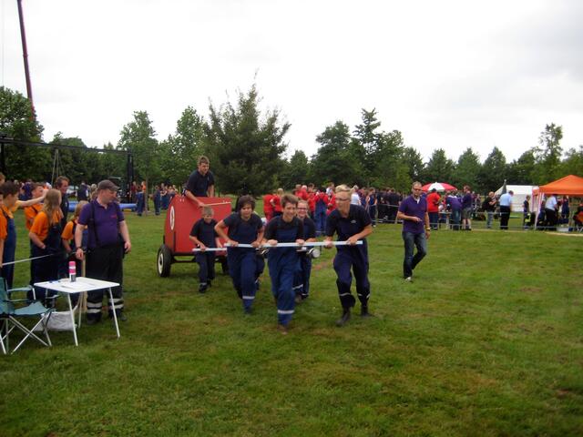 Die Jugendfeuerwehr bei den diversen Spielen, hier beim Streitwagen ziehen | Foto: Bernd Uhlenwinkel