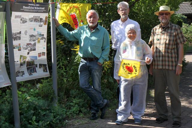 Laudator v. Nordheim, Grünenvorstand C. Schroer und Dr. E. Scholz (im passenden Protestanzug) und Initiator S. Lemke | Foto: Dr. G. Bargsten