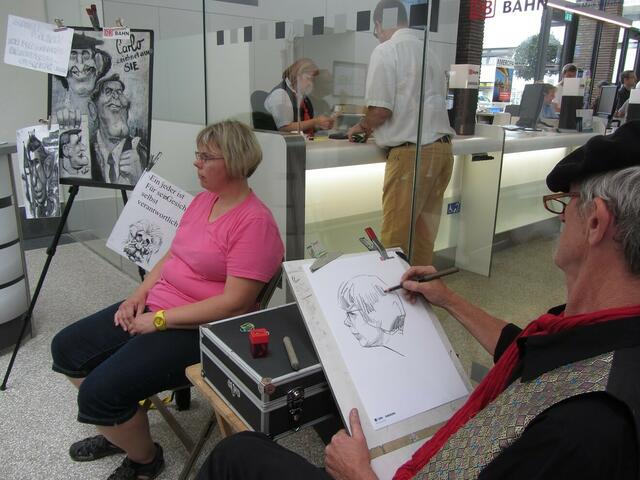 Schnellzeichner beim Bahnhofsfest