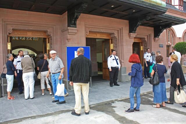Für ungeladene Besucher gibt es während der Eröffnungsfeier nicht mehr als den Blick durch die offenen Türen.