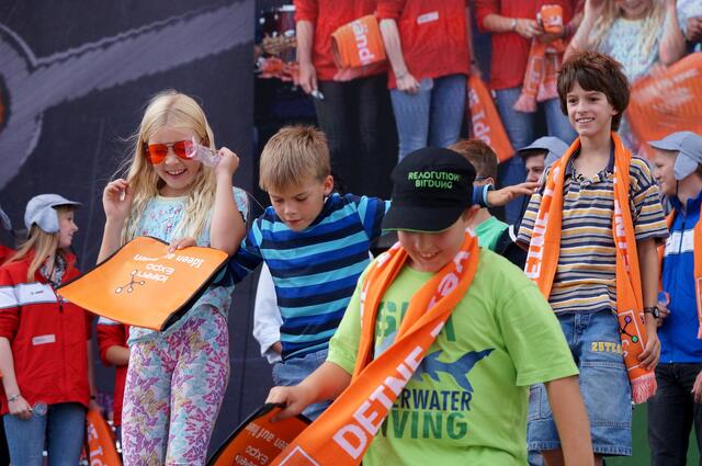 Es hat sichtbar Freude bereitet...! Mit Schwung und voller Energie verlassen die jungen "Nachwuchsforscher" die Bühne.