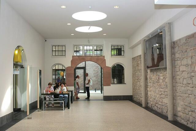 Seitengang mit McDonalds