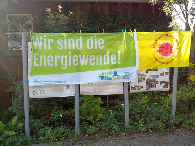 Ausstellung noch verhüllt mit passenden Transparenten.