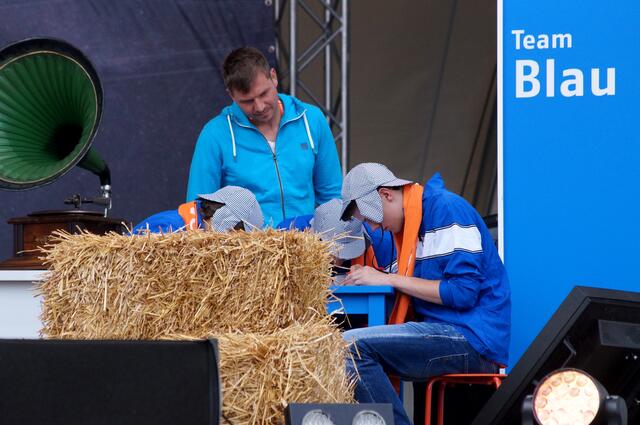 Auch das Team Blau stellt sich hoch konzentriert dieser Aufgabe.