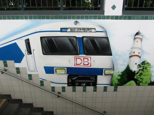 Blaue S-Bahn am südlichen Bahnhofsausgang