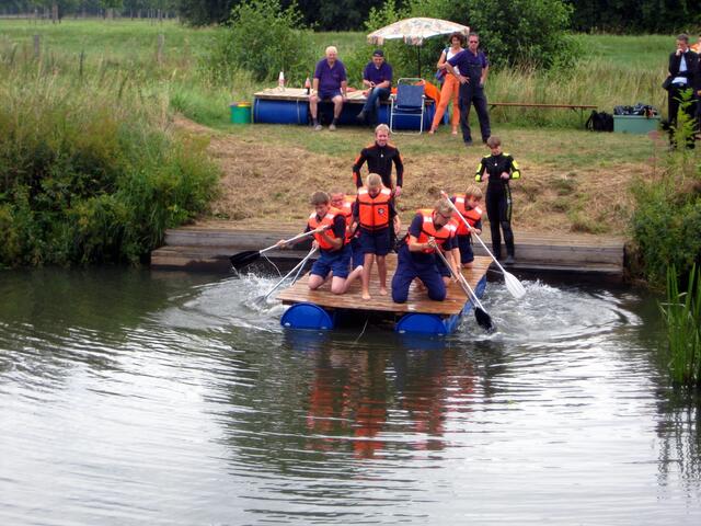 Die Jugendlichen beim Übersetzten mit einem Floß | Foto: Bernd Uhlenwinkel