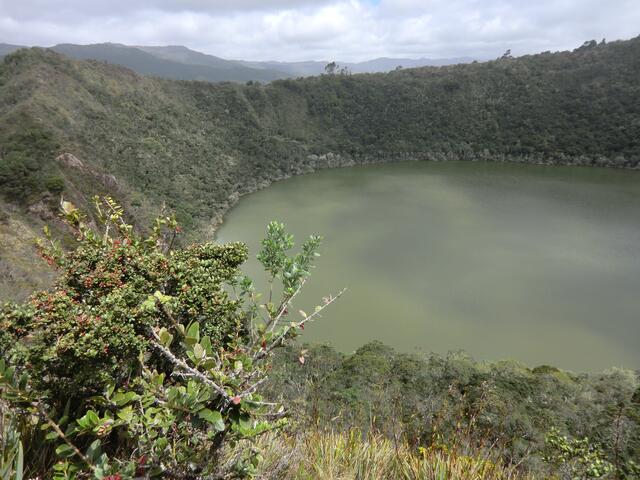 Der See des Eldorado, ein Meteorkrater bei Villa de Leyva. Im Vordergrund links die Stelle, an der der Kraterrand geöffnet wurde