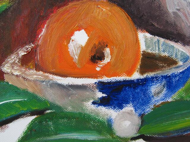 Orange in blauer Schale mit weißer Perle