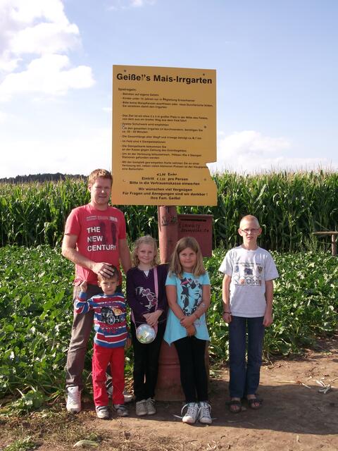 Matthias mit Luis, Juliane und Emily aus Michelbach sowie Hauke aus Karlsbad haben wieder aus dem Irrgarten herausgefunden