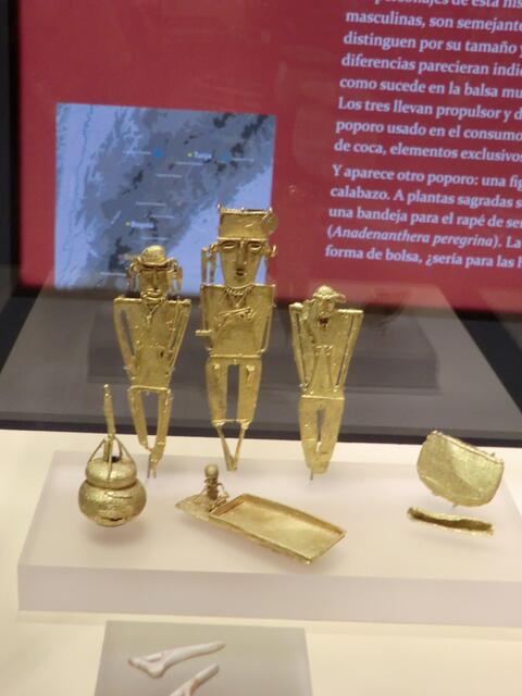 Figuren des Balsaflosses in Gold, zwei der vier Kaziken fehlen