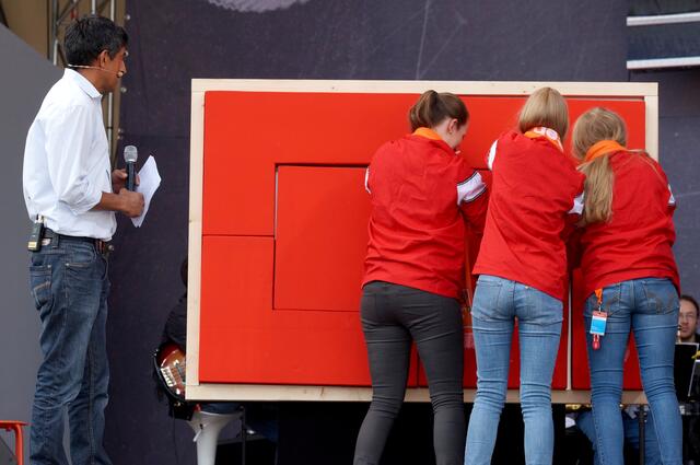 In der Show "Wissen live" treten zwei Schülerteams in einem überdimensionalen Tetris gegeneinander an.  Sie wollen wissen wer besser räumlich denken kann - Mädchen oder Jungen.