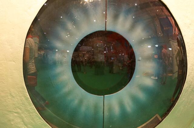 Ein begehbares Auge auf der IdeenExpo 2013.