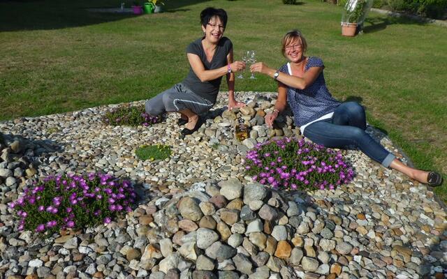 2 Damen,Südtiroler Mittagsblumen und natürlich ein Grappa