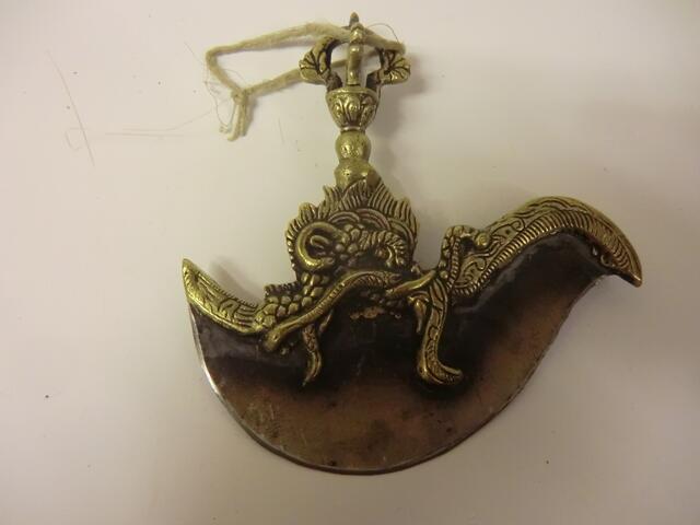 Messer zum Entfleischen bei der Luftbestattung im Iran. Integriert das Abbild eines Geiers.