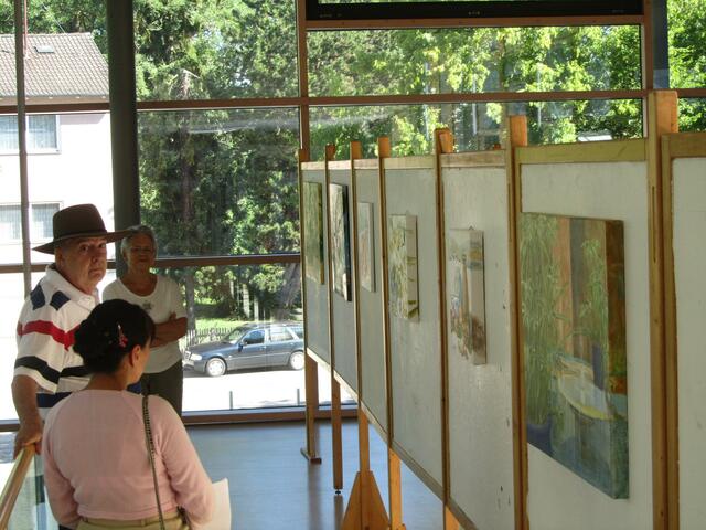 interessierte Landratsamtbesucher und die Kunst