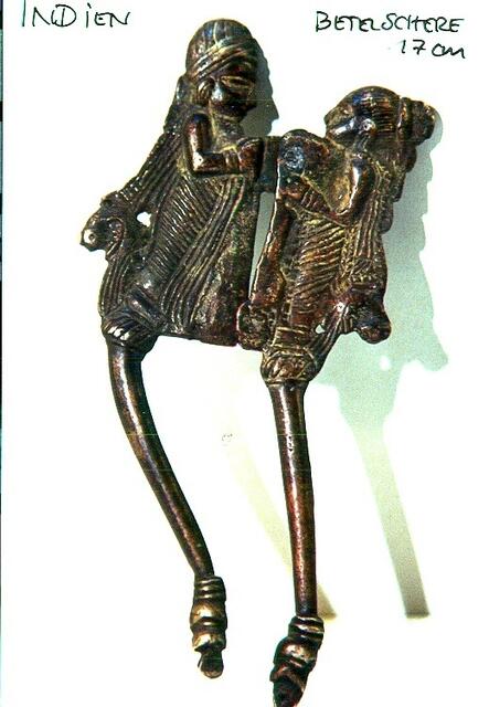 gewölbtes halbmondförmiges Messer: Betelmesser aus Indien mit Mann und Frau