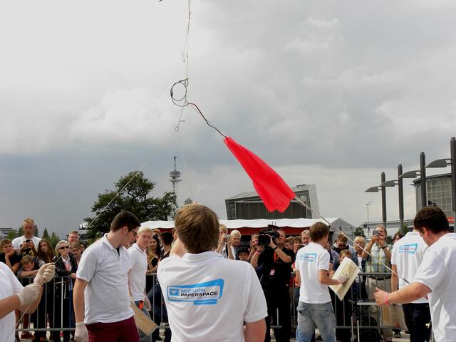 Ein Fernsehteam ist auch dabei.