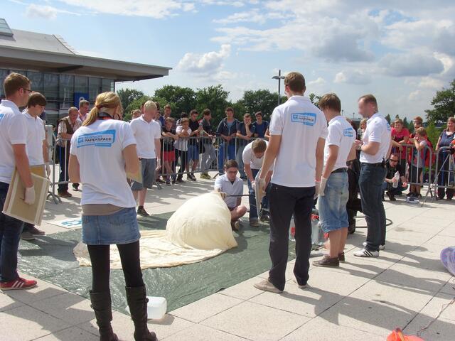 Der Wetterballon wird aufgeblasen.