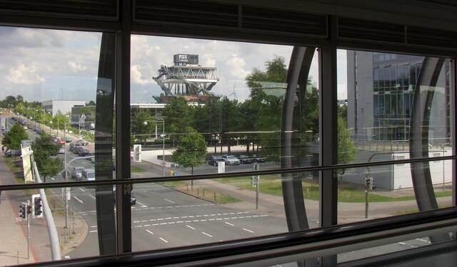 Blick vom Skywalk zum inzwischen verwahrlosten, einst schmucken holländischen Pavillons zur Expo 2000. Er war mit vielen Bäumen und Blumen bepflanzt.