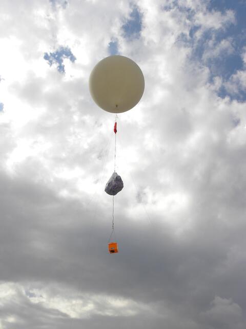 Endlich gestartet....über der Sonde hängt das Netz mit den gebastelten kleinen Fallschirmspringern.