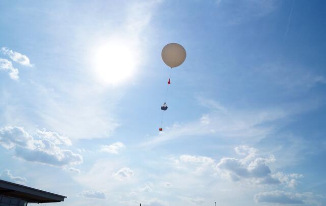 Sonntag 25. August 2013 - Bei bestem Wetter startet die Mission Paperspace zu ihrem ersten Flug. Nur mit Sichtschutz gegen die Sonne können wir dem Wetterballon nachschauen...