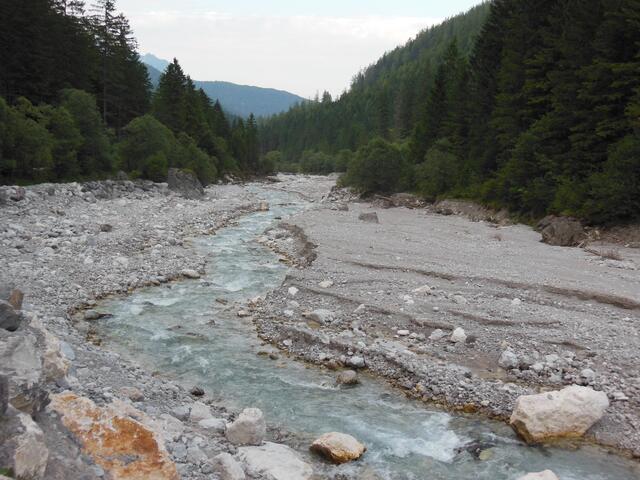 Am Flussbett entlang über Wanderwege zur Wimbachbrücke.