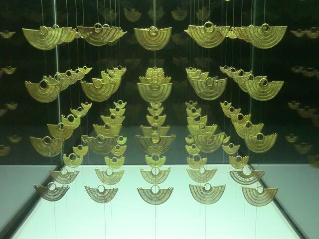 silberne Brustplatten in Tumiform aus dem Tal des Rio Magdalena