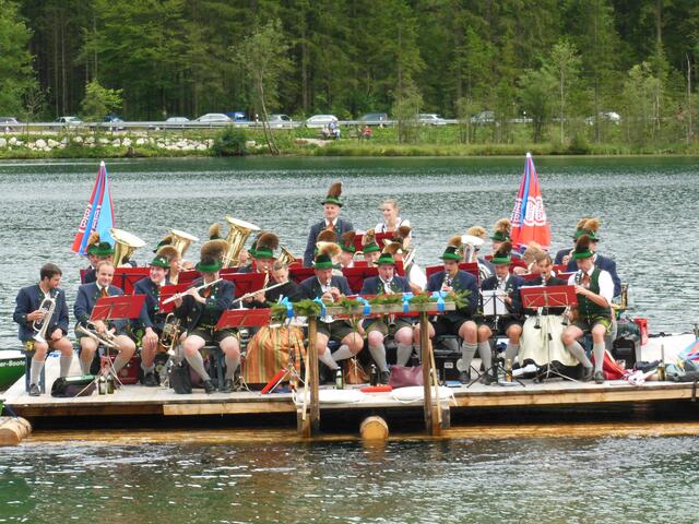 Blasmusik vom Floss aus auf dem Hintersee