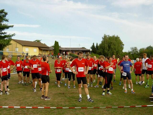 9. Wasserwerklauf in Elze in Zusammenarbeit mit den Stadtwerken Hannover (enercity): Teilnehmer am 10-Kilometer-Lauf sammeln sich an der Startlinie.