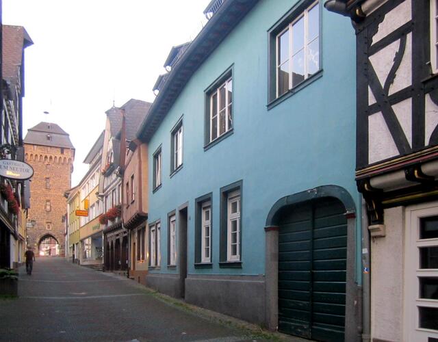 1908  wurde die Zigarettenfabrik Merkur gegründet von den Söhnen des Salomon Wallach, Daniel und Bernhard als GmbH. Bis 1914 wurde die Firma ausgebaut und das Betriebsgelände vergrößert ab dem grünen Haus Nr. 26 bis Neutor.