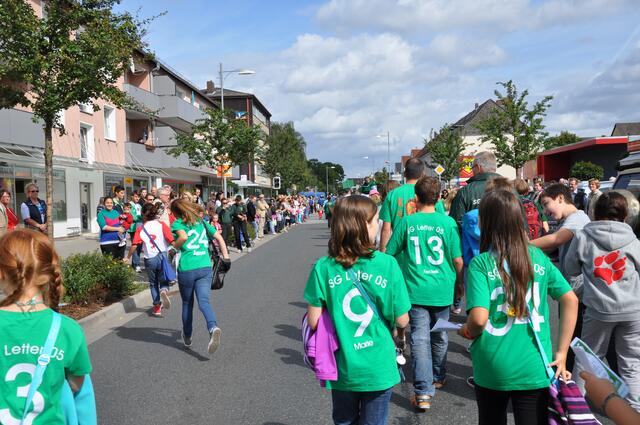 Die Volleyballkinder nutzten den Schützenausmarsch auch für die Mitgliederwerbung und verteilten Flyer!
